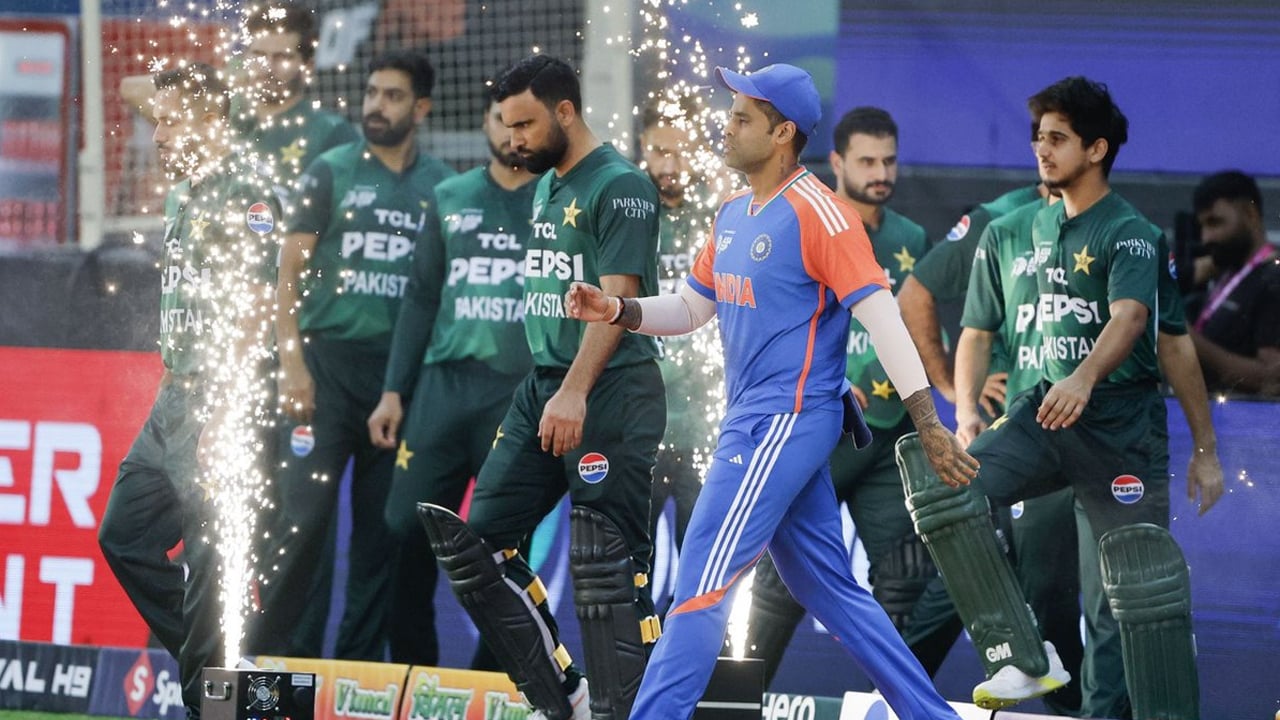 বৃষ্টির চোখ রাঙানি, অনিশ্চয়তায় ভারত–পাকিস্তান ম্যাচ