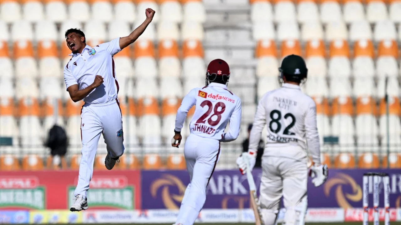 ২০ উইকেট পড়ার দিনে পিছিয়ে পাকিস্তান