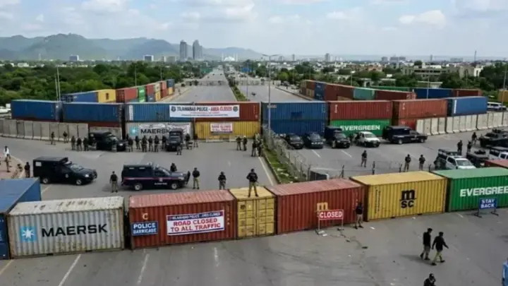 নিরাপত্তার চাদরে ইসলামাবাদ, সব প্রধান সড়ক বন্ধ