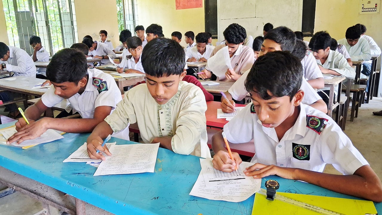 পাকুন্দিয়ায় মেধা অন্বেষণ বৃত্তি পরীক্ষায় হাজারো শিক্ষার্থী