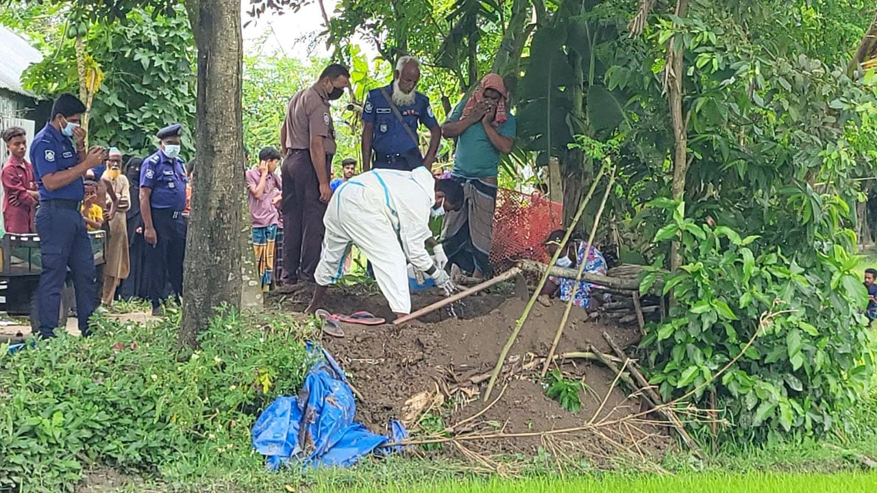 দুই মাস পর কবর থেকে উত্তোলন করা হলো কৃষকদল নেতার লাশ