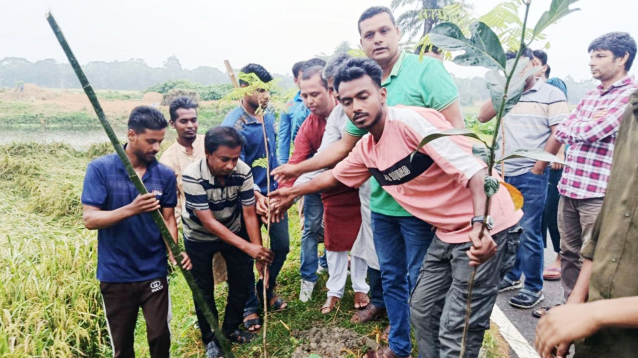 পাকুন্দিয়ায় ছাত্রদলের উদ্যোগে বৃক্ষরোপণ