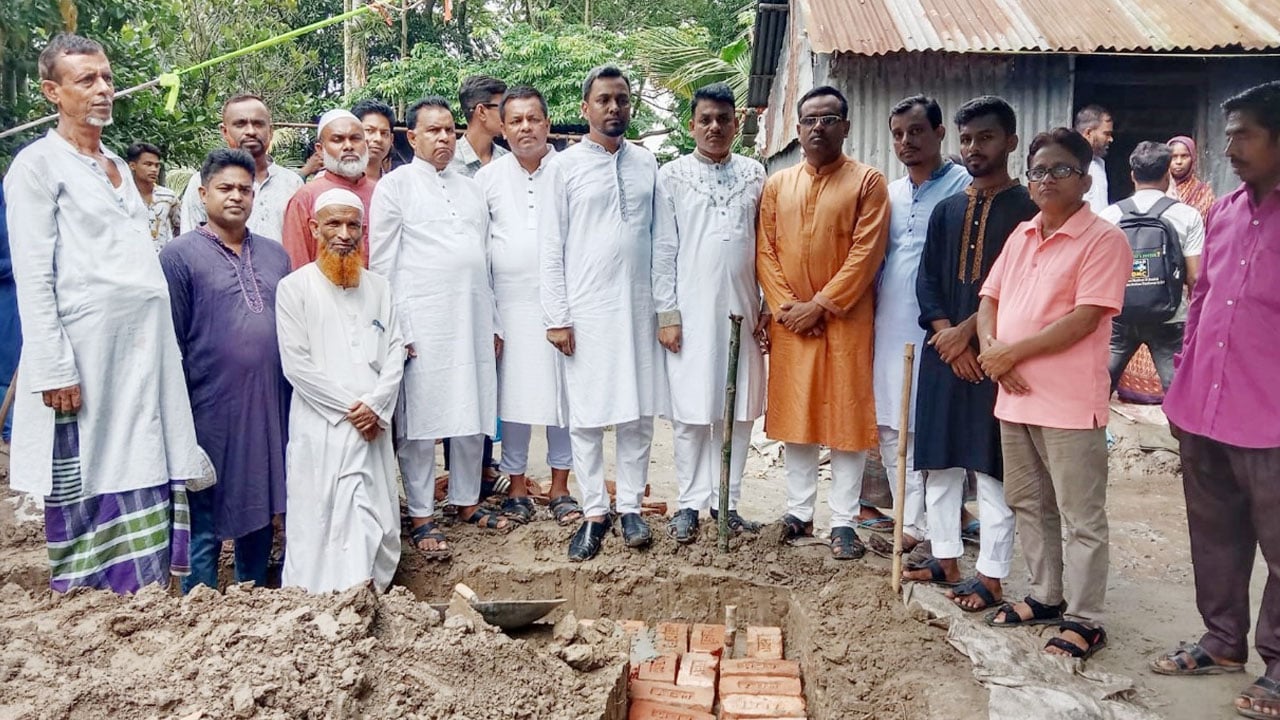 নিবেদিত কর্মীর পাশে তারেক রহমান, দিচ্ছেন পাকাঘর