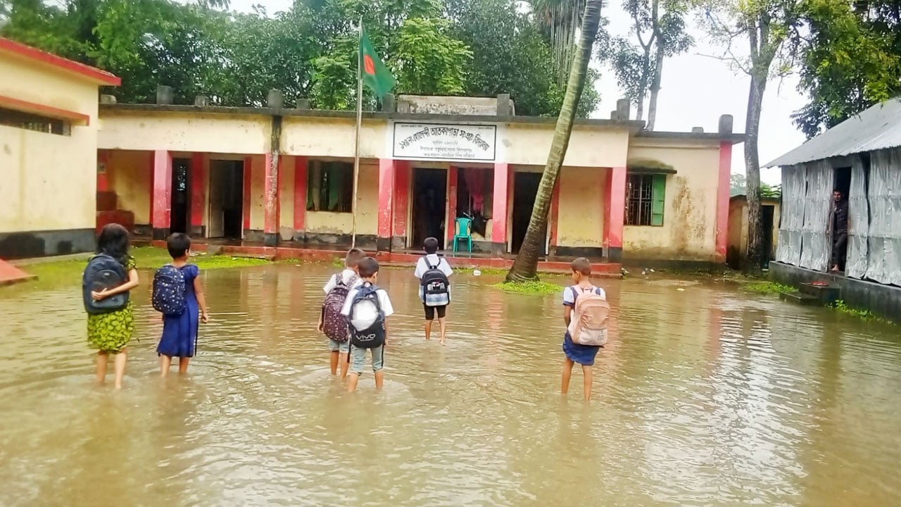 হাঁটুপানি মাড়িয়ে স্কুলে যাতায়াত, দুর্ভোগে শিক্ষক-শিক্ষার্থীরা