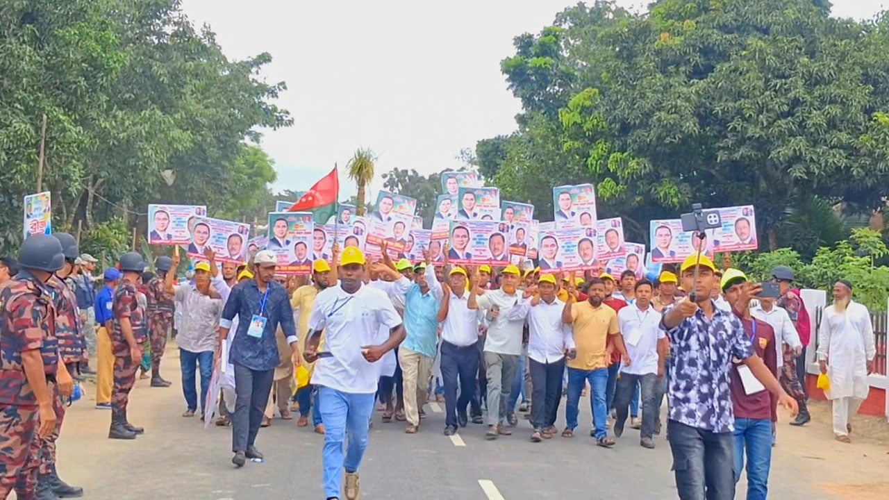 পাকুন্দিয়ায় প্রধানমন্ত্রীর অপেক্ষায় নেতাকর্মীদের ঢল