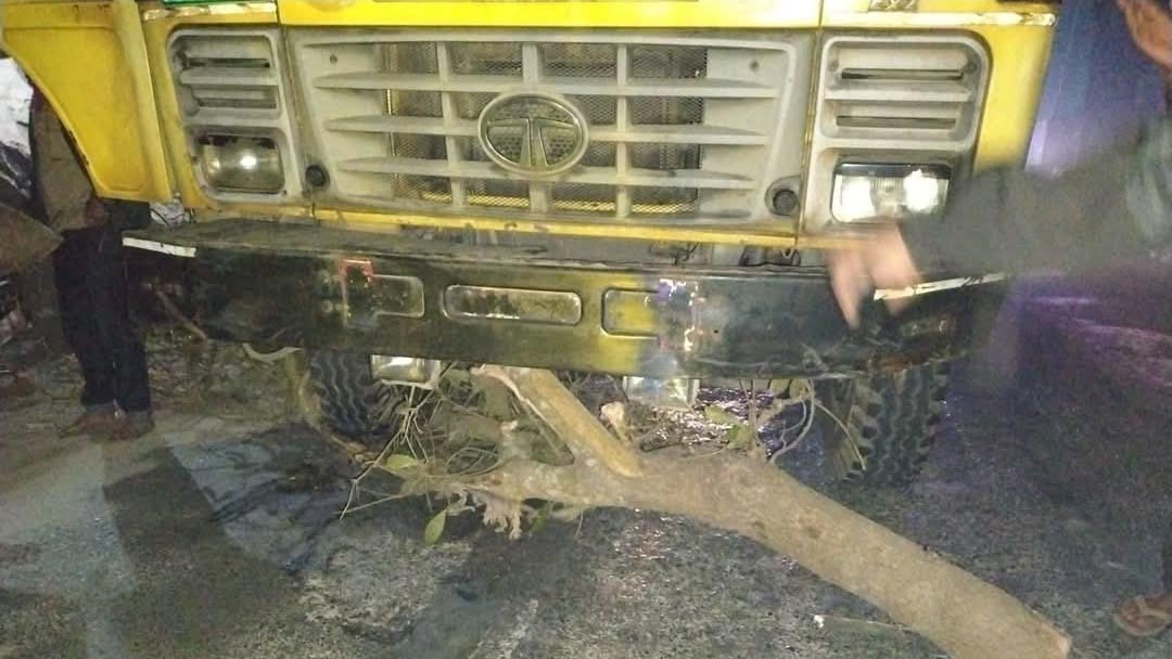 সাঁথিয়ায় মধ্যরাতে সড়কে গাছ ফেলে ১৫ গাড়িতে ডাকাতি