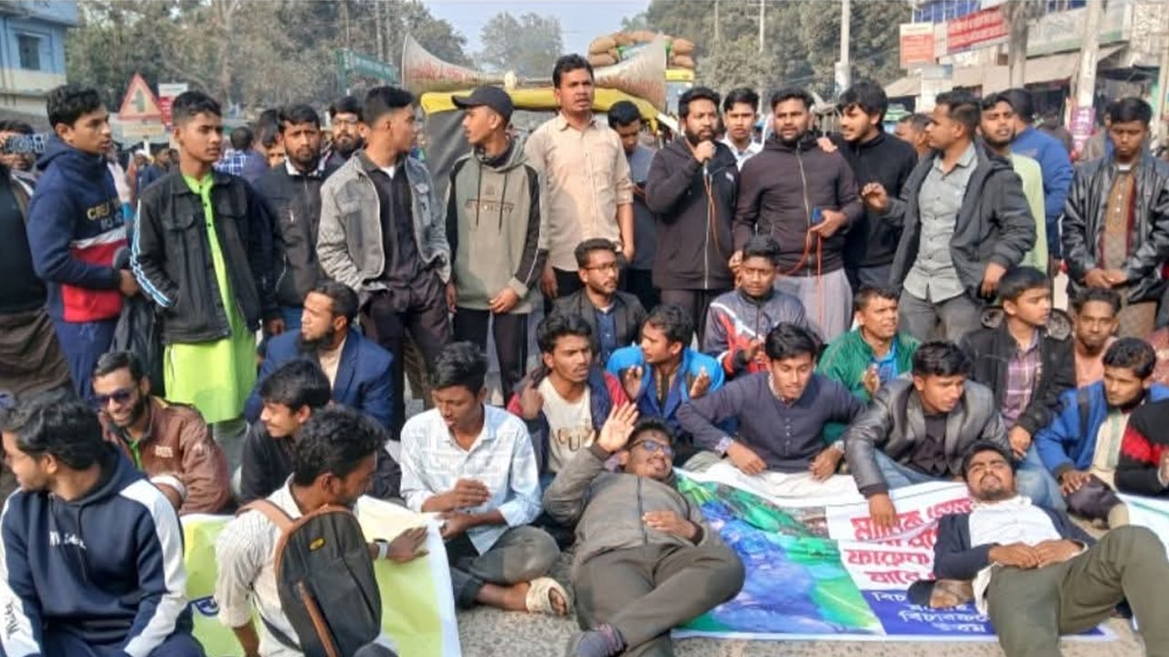 পঞ্চগড়ে ৪ বিচারকের অপসারণের দাবিতে জজ কোর্ট ঘেরাও