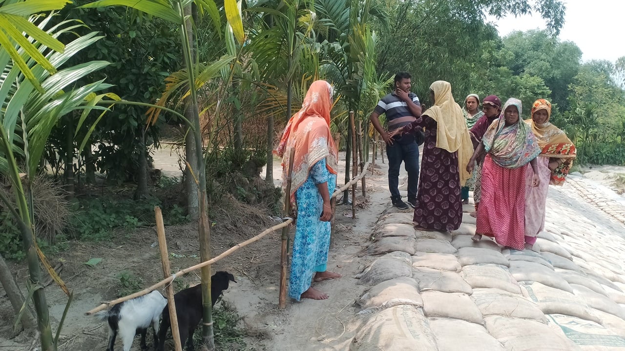 পঞ্চগড়ে সড়ক বন্ধ করে দিয়েছে প্রভাবশালীরা