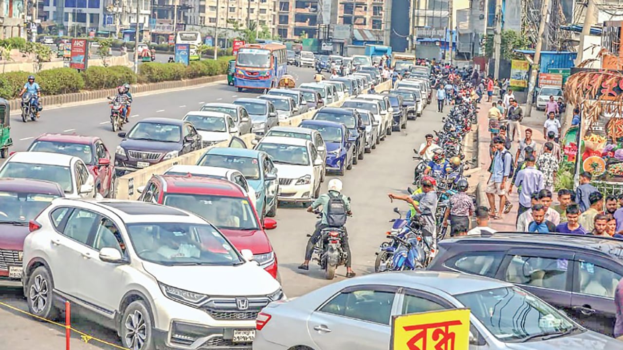 অধিকাংশ পাম্প বন্ধ, কোথাও অতিরিক্ত দামে মিলছে তেল