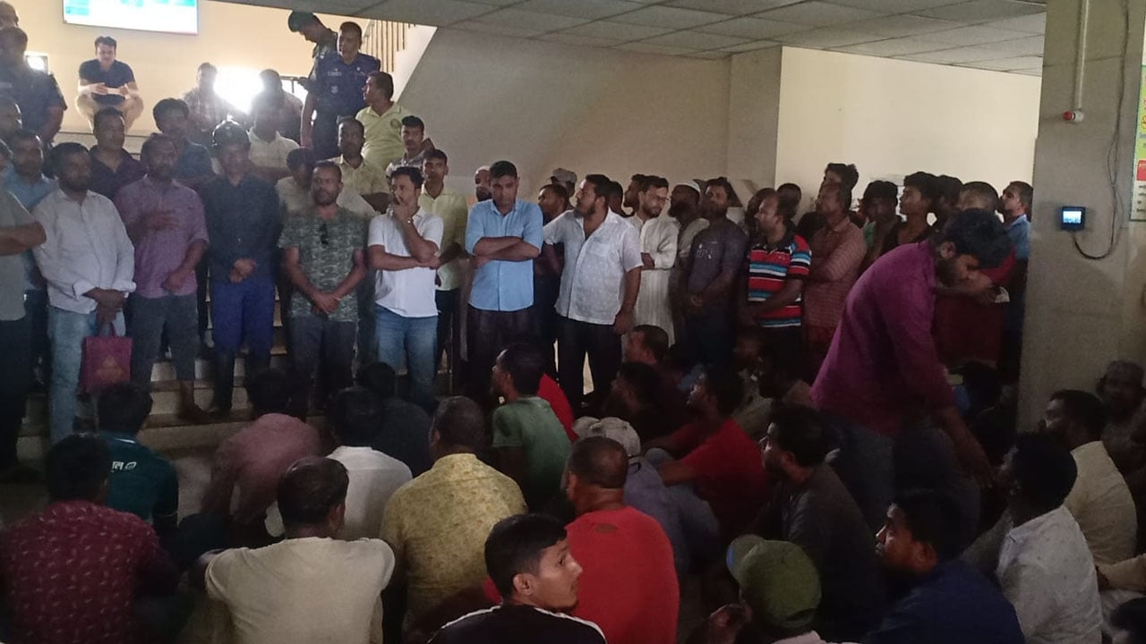 বড়পুকুরিয়ায় ফেইস বোনাসের দাবিতে শ্রমিকদের কর্মবিরতি