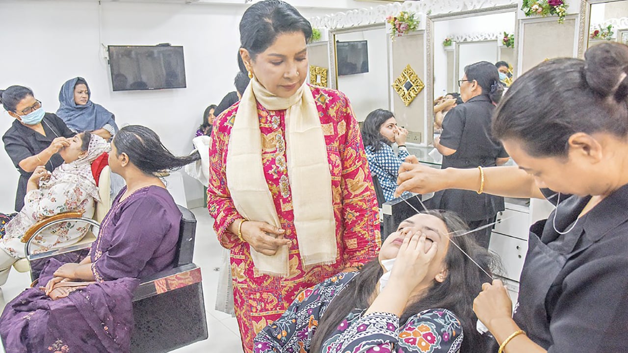 নারীরা এখন পার্লারমুখী