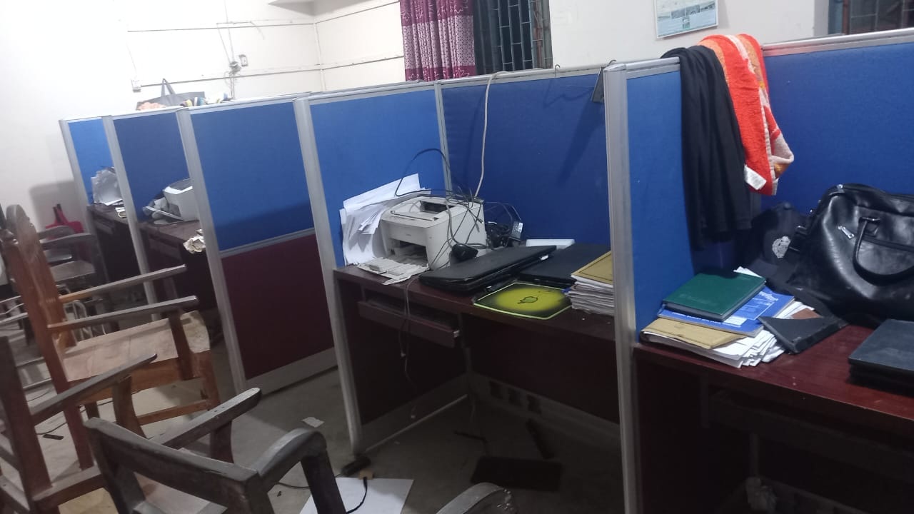 পাটগ্রাম থানায় হামলার পরের দৃশ্য। ছবি: আমার দেশ
