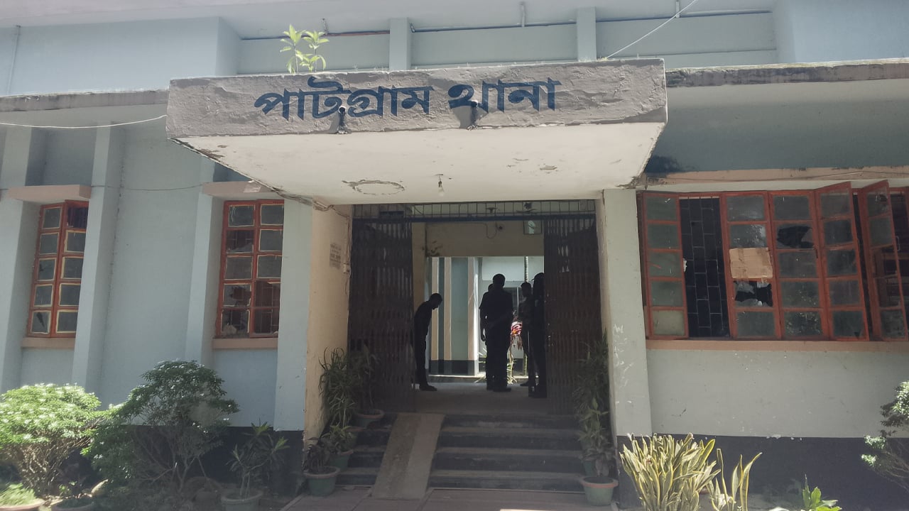 থানা ঘেরাও করে চাঁদাবাজদের ছিনিয়ে নিলো বিএনপি কর্মীরা