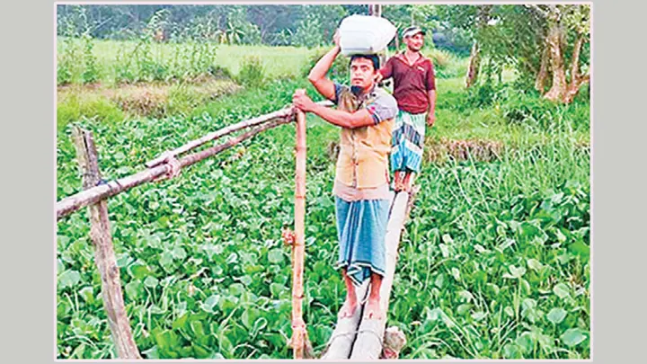 পটিয়ায় রশি টানাটানিতে ৩০ পরিবারের দুর্ভোগ