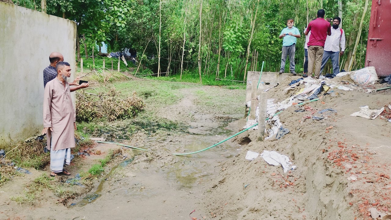 ২০ বছরের রাস্তা কেটে কাঁটাতারের বেড়া দেওয়ার অভিযোগ বিএনপি নেতার বিরুদ্ধে
