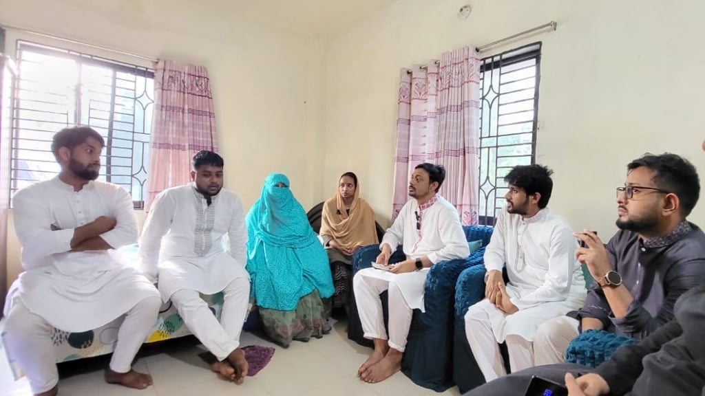 শহীদ পরিবারের সঙ্গে ঈদের শুভেচ্ছা বিনিময় নাসিরুদ্দিন পাটোয়ারীর