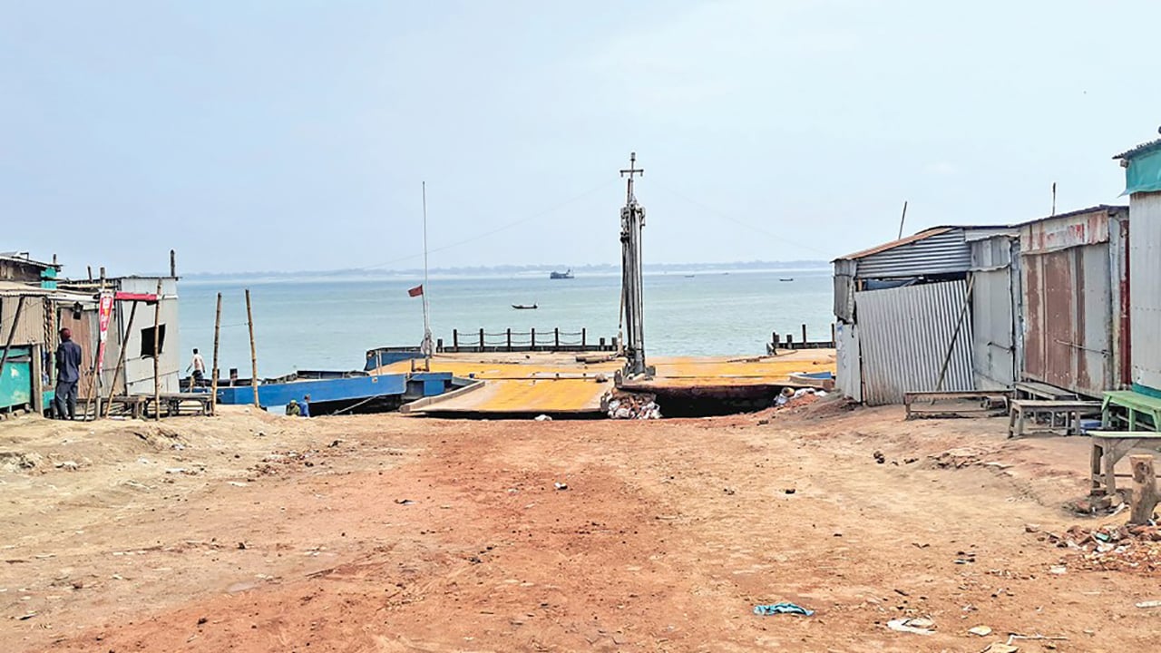 পাটুরিয়া-দৌলতদিয়া নৌরুটে বাড়ছে যাত্রীদুর্ভোগ