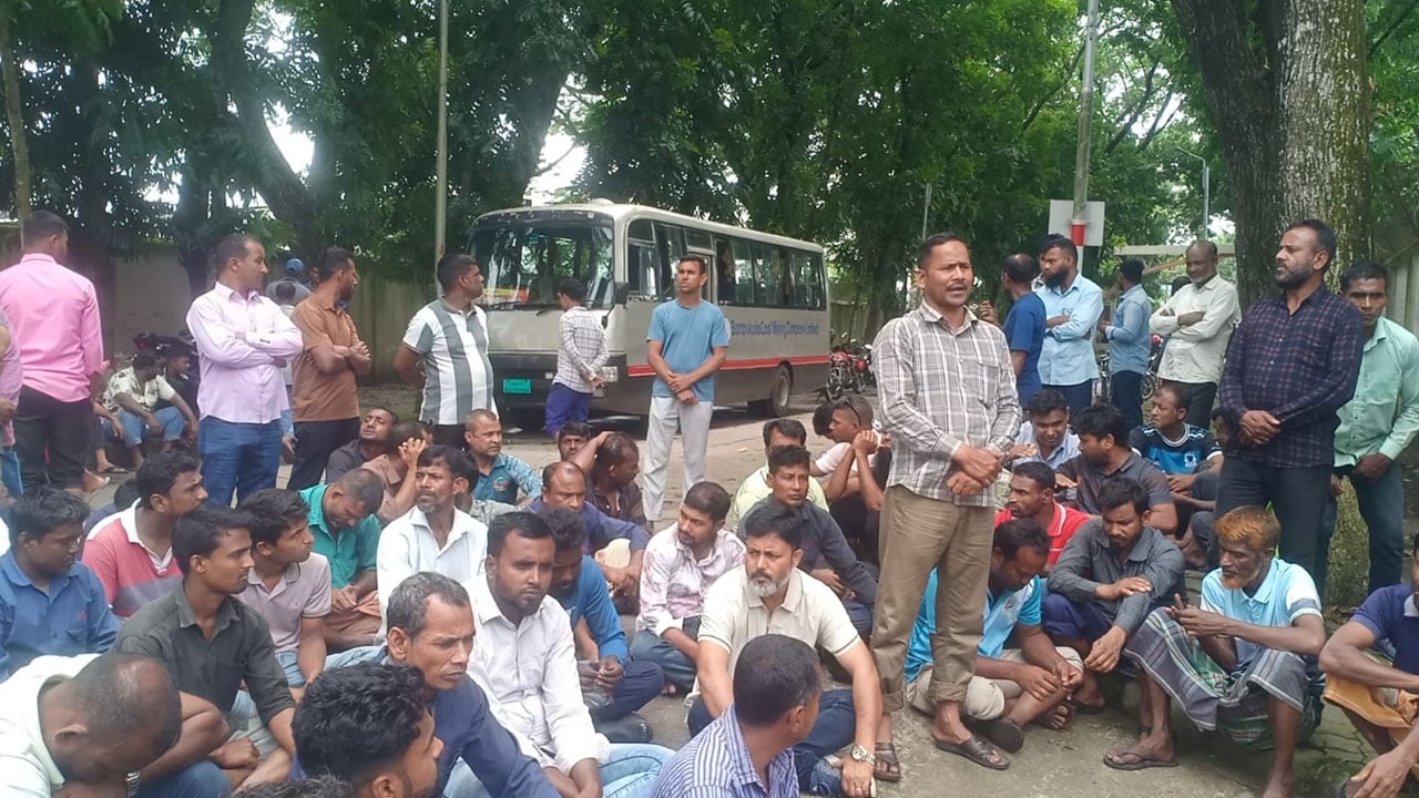 বড়পুকুরিয়া কয়লাখনিতে শ্রমিক-কর্মচারীদের অবস্থান কর্মসূচি
