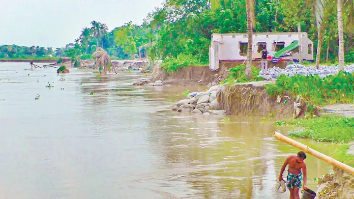 নদীভাঙনে দীর্ঘ হচ্ছে নিঃস্ব মানুষের সারি