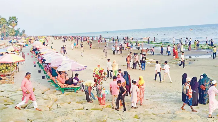 দুর্গাপূজা ও বিচ কার্নিভাল ঘিরে কুয়াকাটায় পর্যটকের ভিড়