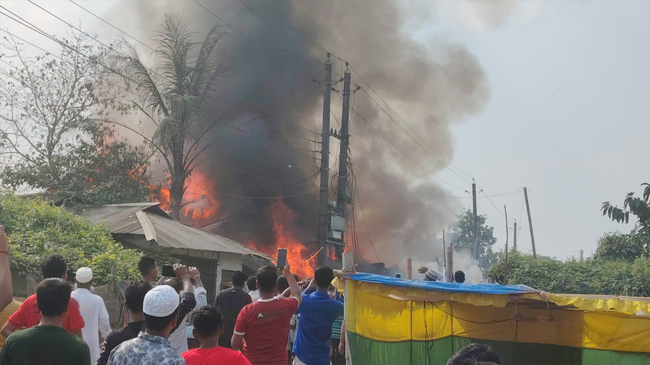 পটুয়াখালীতে আগুনে পুড়ল ২৩ ঘর