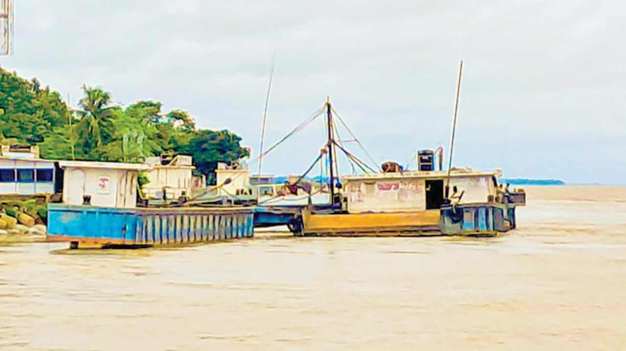 যাত্রী সংকটে দৌলতদিয়া ও পাটুরিয়ার ফেরি-লঞ্চঘাট