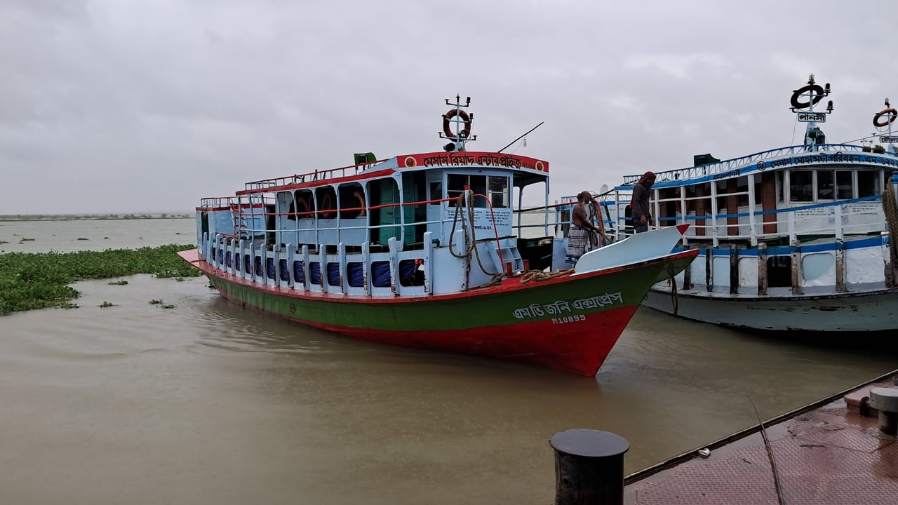 দৌলতদিয়া-পাটুরিয়া নৌরুটে ৪৭ ঘণ্টা পর লঞ্চ চলাচল শুরু