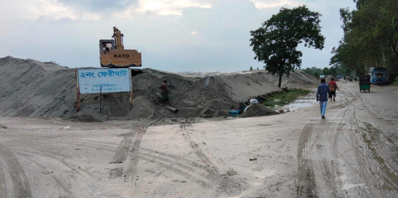 পাটুরিয়া টার্মিনালে বন্ধ হচ্ছে না ফ্যাসিস্টদের বালু বাণিজ্য