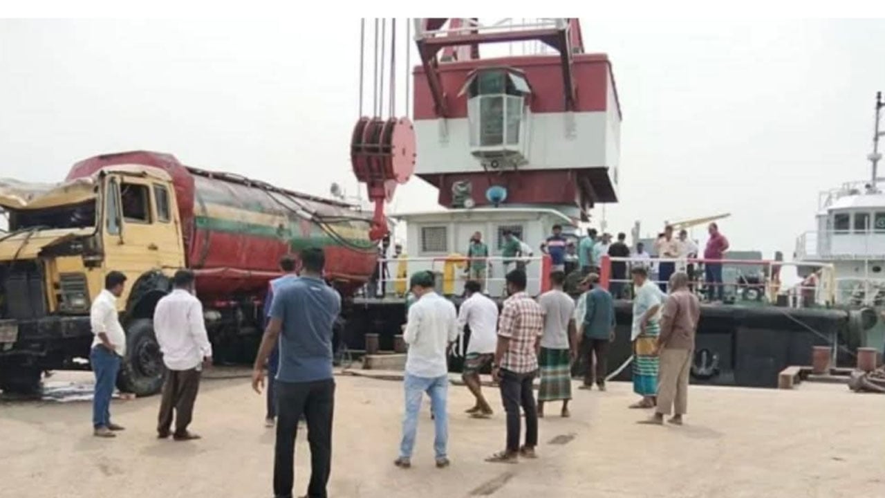 পদ্মায় ১৭ ঘণ্টা পর উদ্ধার তেলবাহী লরি