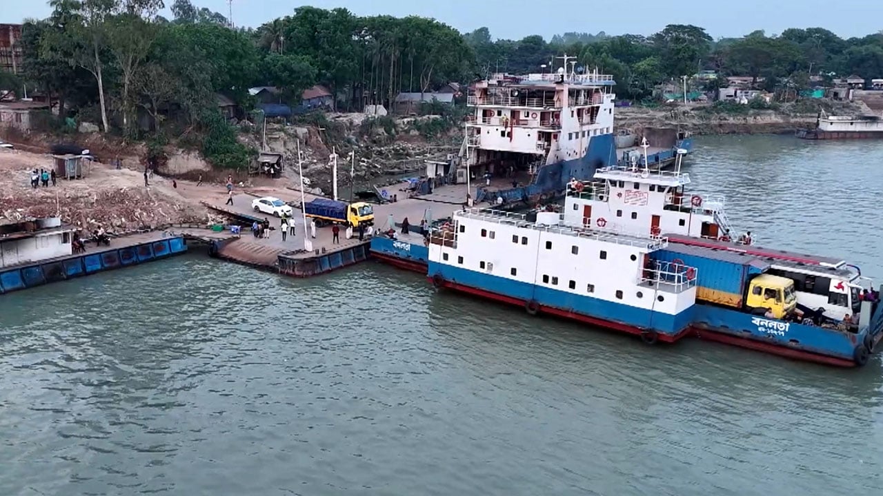 পাটুরিয়া-দৌলতদিয়ায় ফেরি চলাচল বন্ধে যাত্রীদের ভোগান্তি