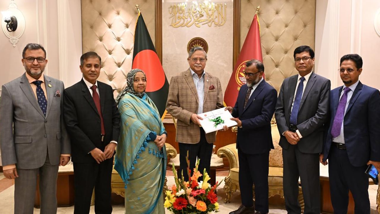 রাষ্ট্রপতির নিকট জুডিসিয়াল সার্ভিস পে-কমিশনের সুপারিশ পেশ