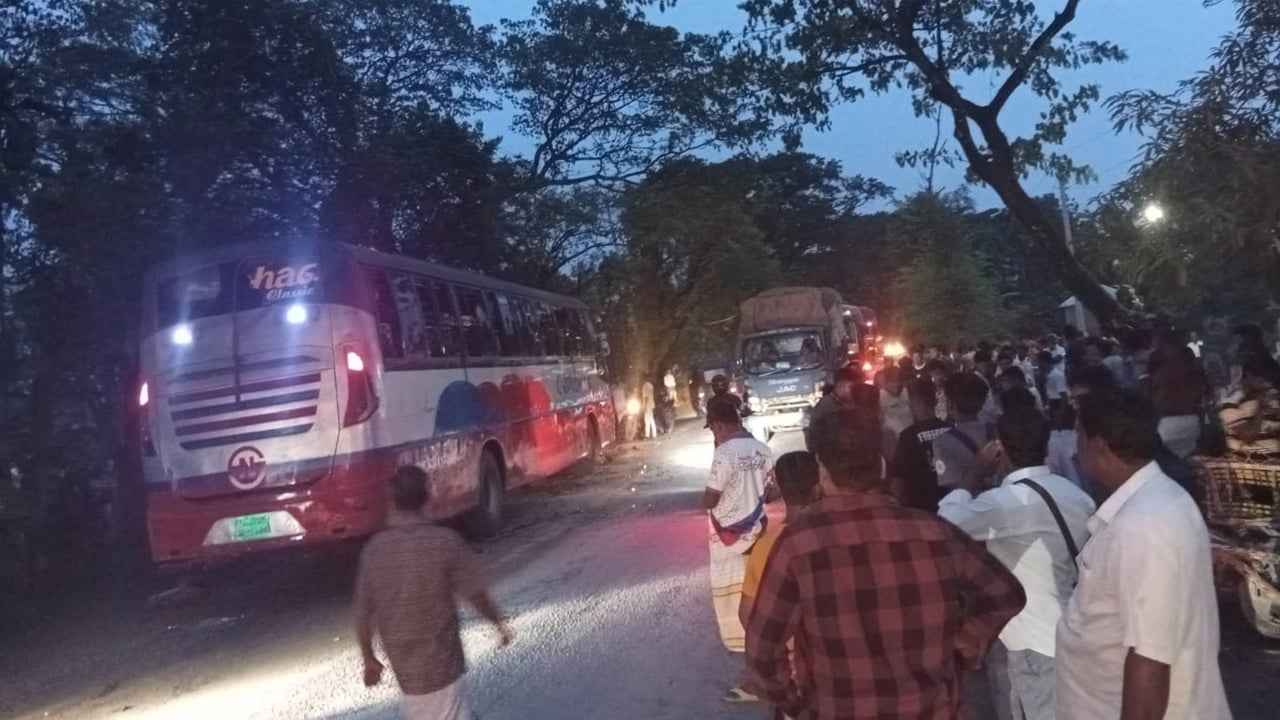 ঈশ্বরদীতে বাসের ধাক্কায় ভ্যানচালক নিহত
