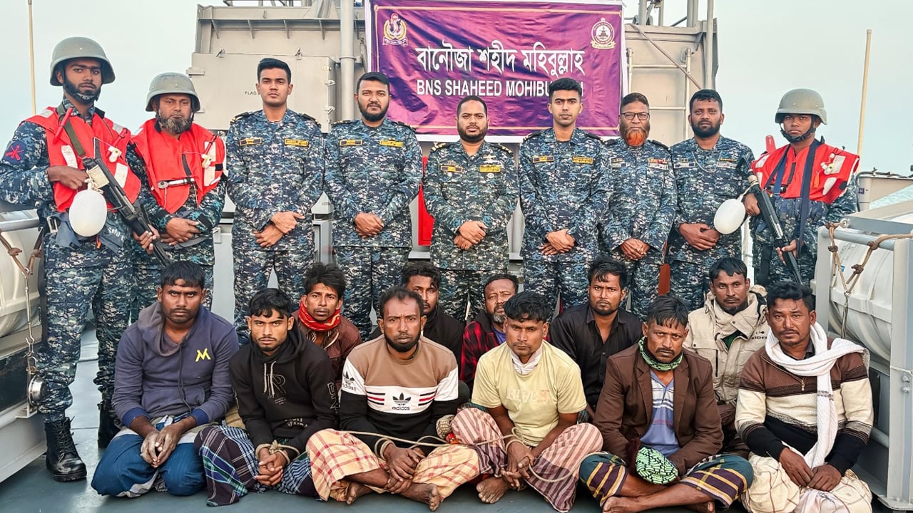 মিয়ানমারে ডিজেল ও সিমেন্ট পাচারকালে বোটসহ আটক ১১