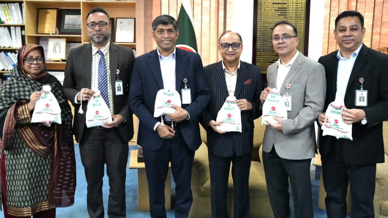 ঈদুল আযহা উপলক্ষে বিমানের যাত্রীদের জন্য উপহার ও বিশেষ খাবার