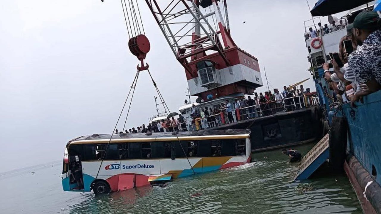 যাত্রী নিরাপত্তা নির্দেশনা মেনে চলায় ফেরিঘাট দুর্ঘটনায় প্রাণরক্ষা