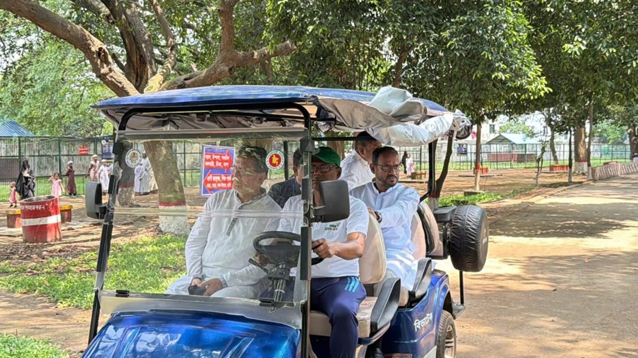 জাতীয় চিড়িয়াখানায় আকস্মিক পরিদর্শনে প্রতিমন্ত্রী টুকু