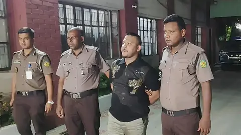 প্রিজনভ্যান থেকে পালালো ‘পিচ্চি রাজা’