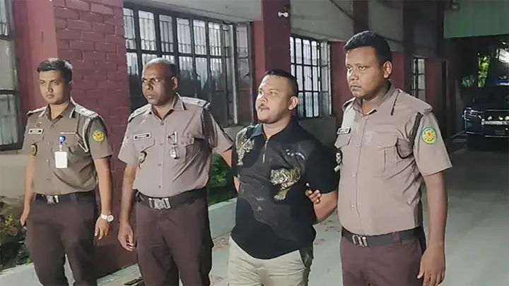 প্রিজন ভ্যান থেকে পালাল ‘পিচ্চি রাজা’