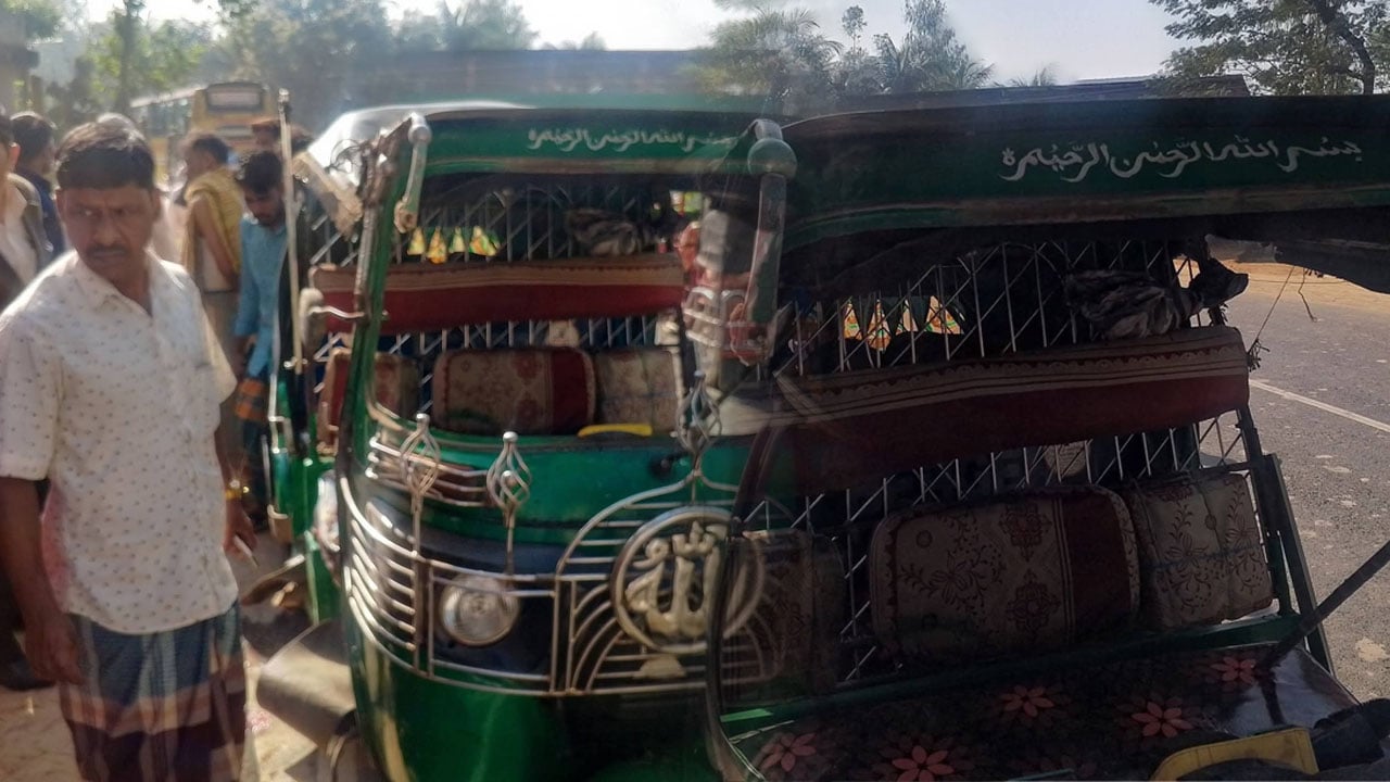 পেকুয়ায় বাস-অটোরিকশার মুখোমুখি সংঘর্ষে শিশু নিহত, আহত ২