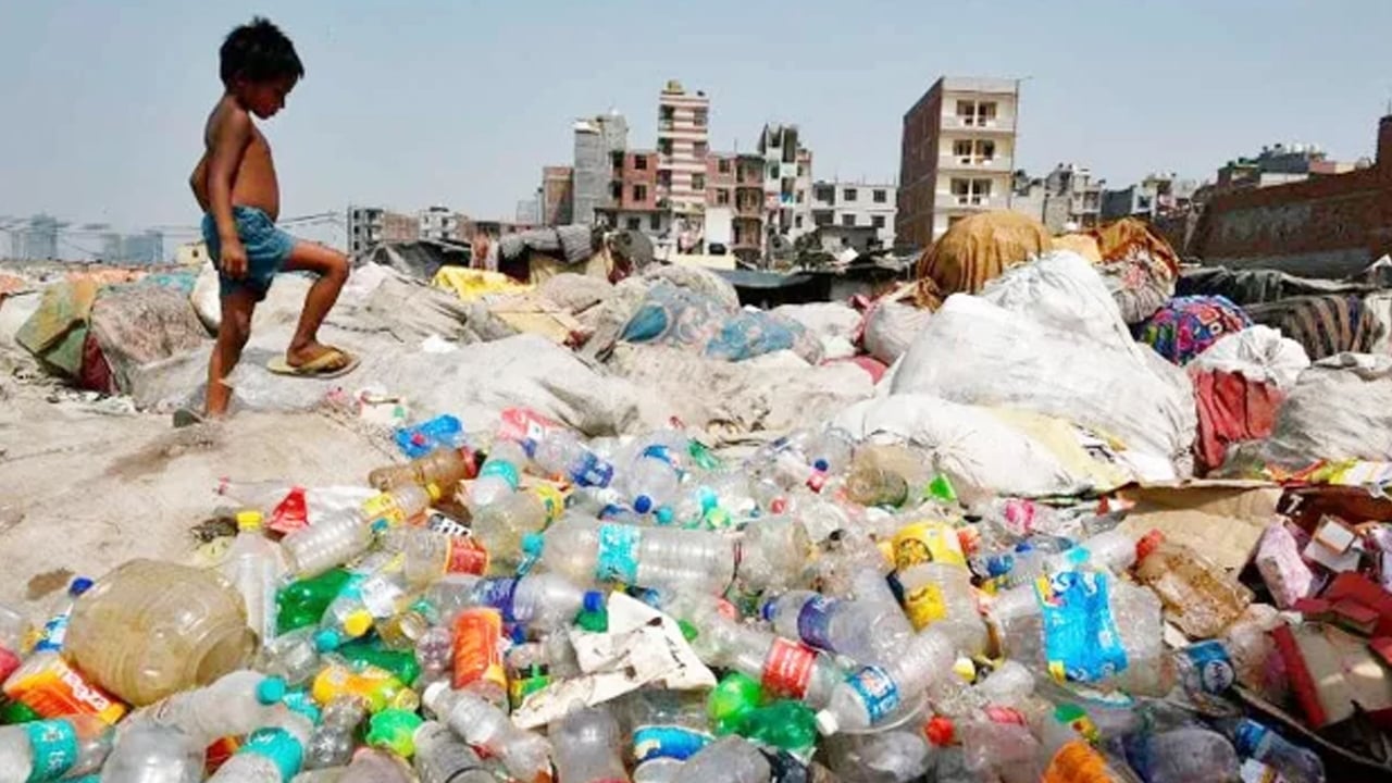 প্লাস্টিক দূষণের কবলে বাংলাদেশ