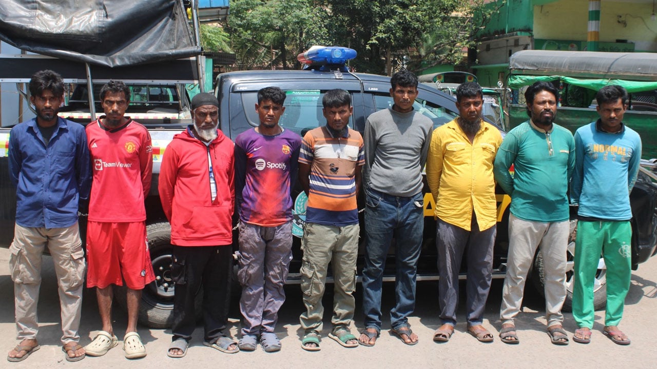 মাছ ধরার ট্রলারে ১৫ কোটি টাকার ইয়াবাসহ নয়জন গ্রেপ্তার