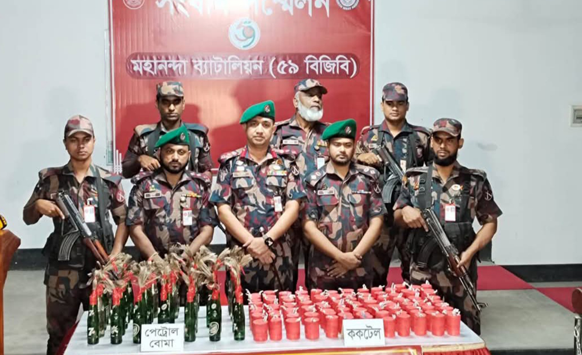 সীমান্ত থেকে বিপুল পরিমাণ ককটেল-পেট্রোল বোমা উদ্ধার