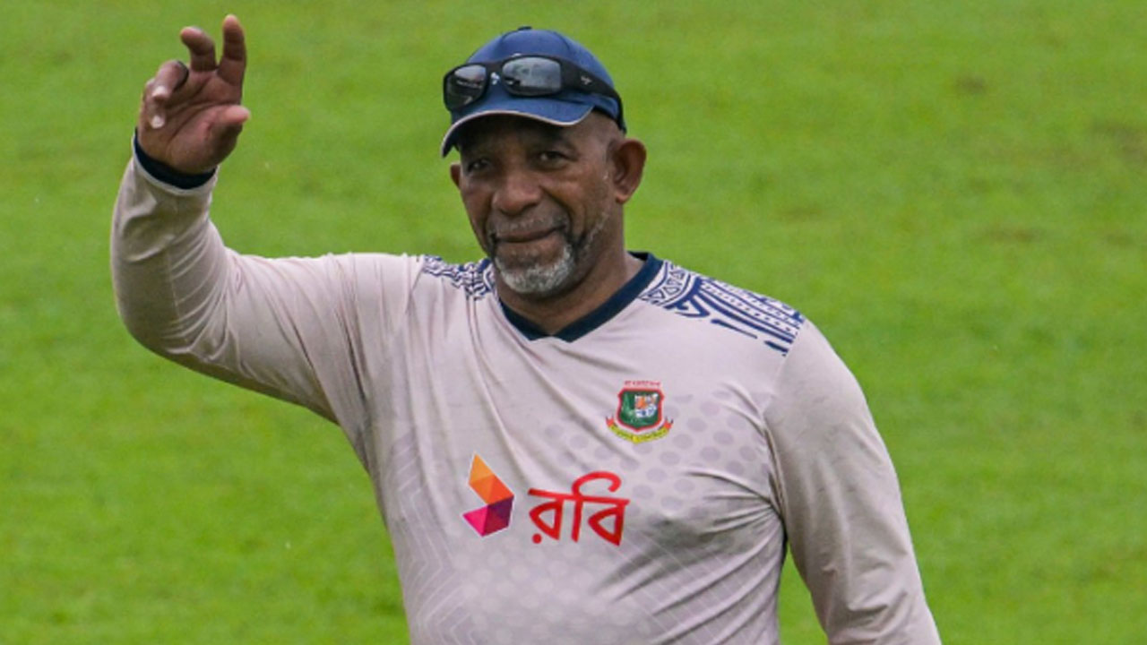 অনুশীলনে যোগ দিয়েছেন কোচ সিমন্স