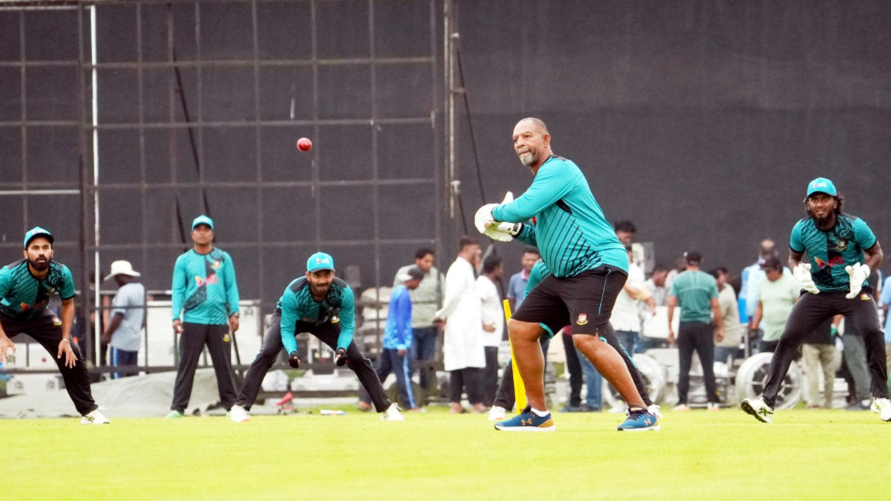 ‘সঠিক’ উইকেটে জিম্বাবুয়েকে হারাতে চান সিমন্স
