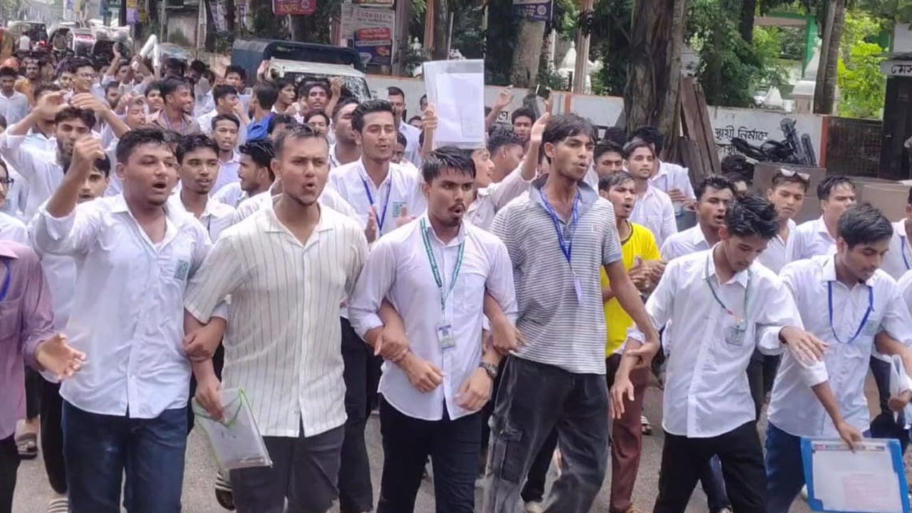 শিক্ষামন্ত্রীর পদত্যাগ দাবিতে পিরোজপুরে বিক্ষোভ ‎