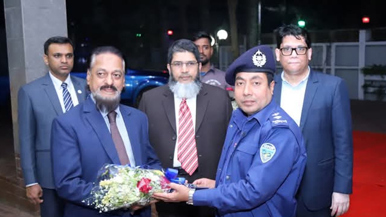 আন্তর্জাতিক অপরাধ ট্রাইব্যুনালের চেয়ারম্যানকে নিজ জেলায় শুভেচ্ছা