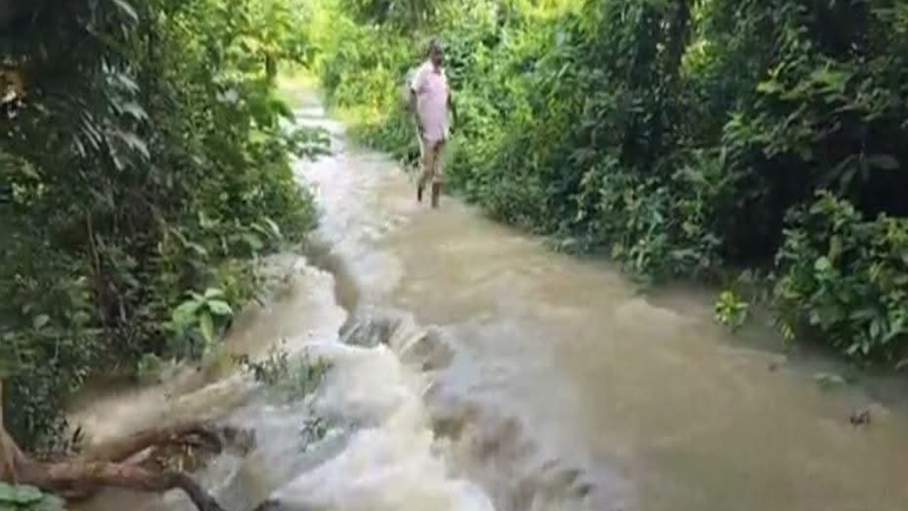 মুহুরী নদীর পানি বাড়ছে, ডুবছে লোকালয়