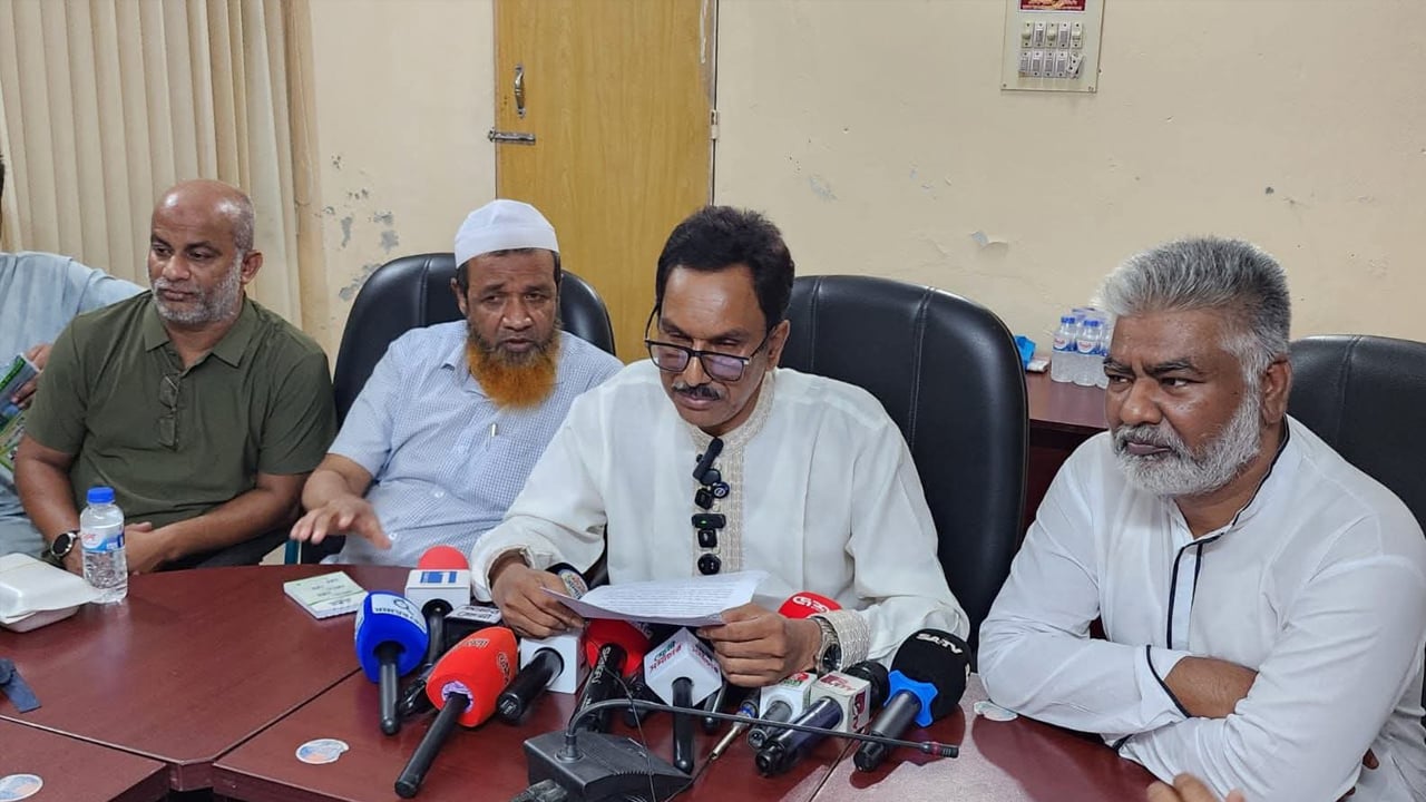 মন্ত্রীকে প্রিয় নবী বলে ক্ষমা চাইলেন ফেনী জেলা পরিষদের প্রশাসক