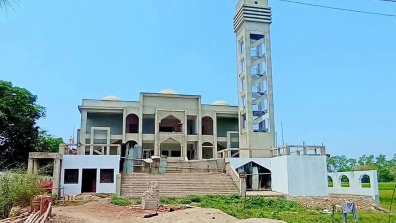 ৮ বছরেও শেষ হয়নি মডেল মসজিদ নির্মাণ কাজ