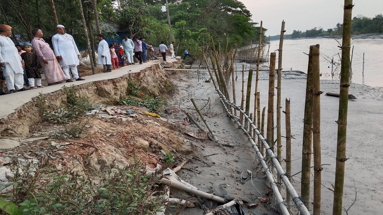 ভাঙন আতঙ্ক নিয়ে ঘুমাতে যায় ২ উপজেলার মানুষ